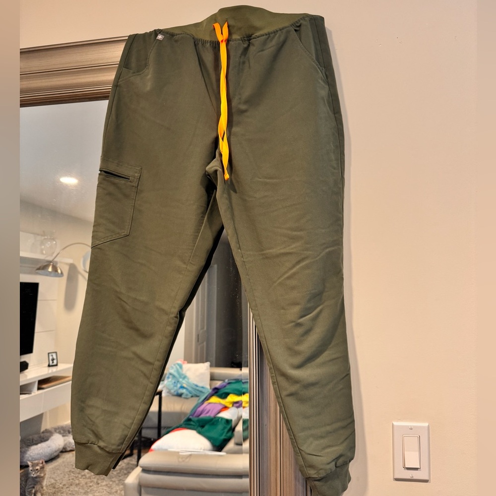 Figs women’s high waisted zamora scrub pant in color moss size medium regular